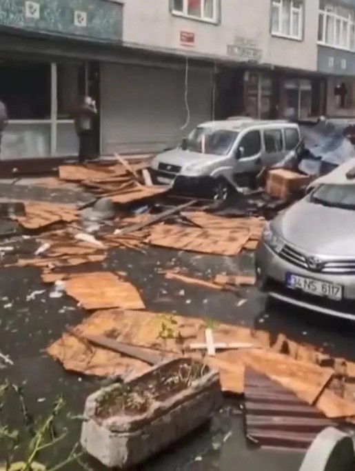 Şişli'de etkili olan fırtına binanın çatısını uçurdu!